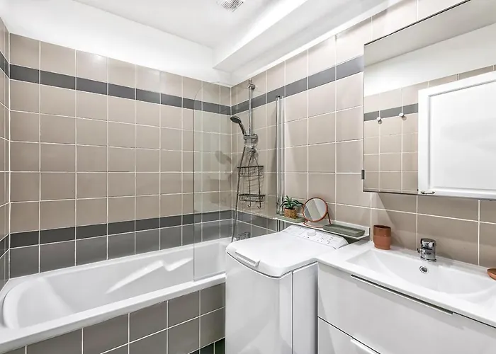 Marais - Montmorency 2bdr By B'your *